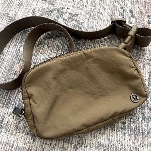 Lululemon everywhere belt bag